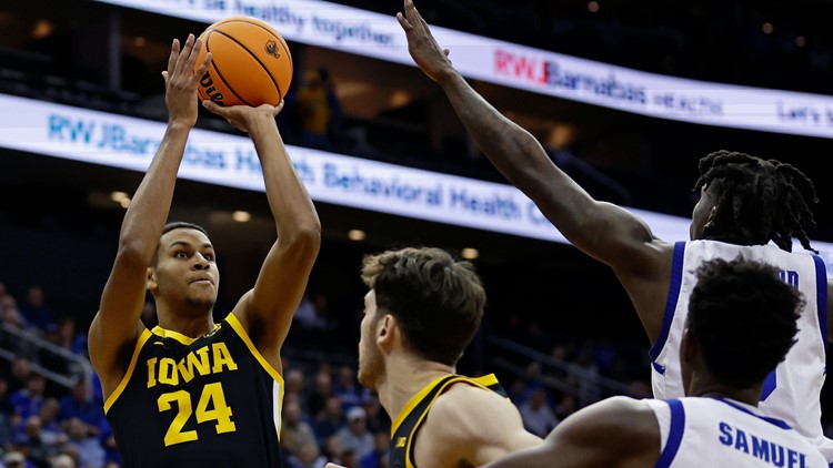 Murray, Ulis propel Iowa to 93-82 victory over Rutgers