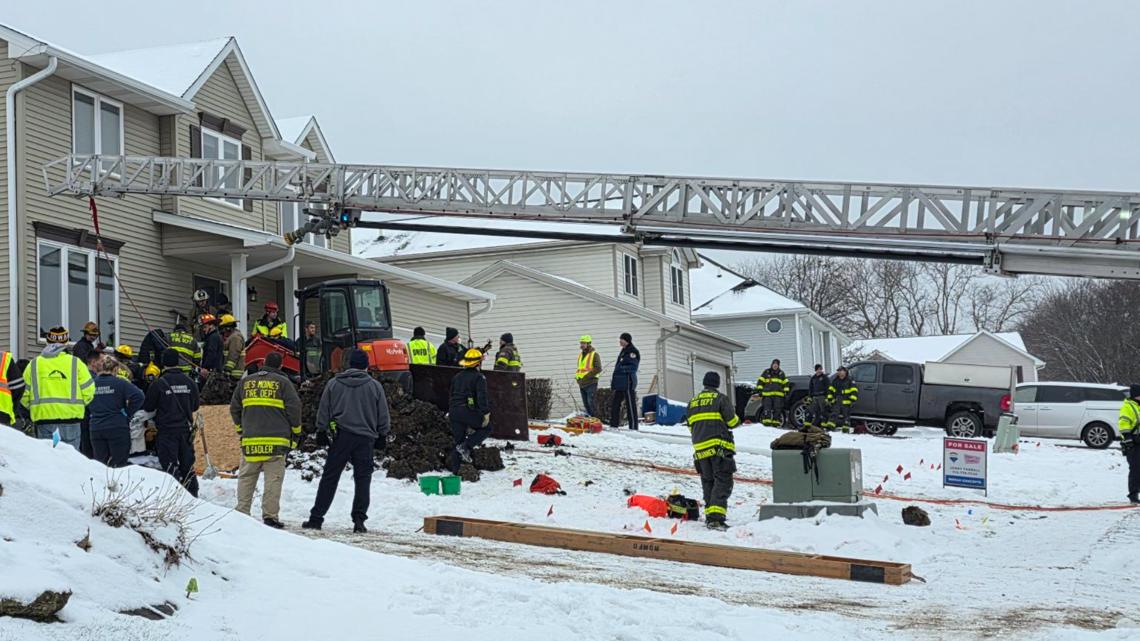 Crews rescue sewer worker trapped in trench in southeast Des Moines