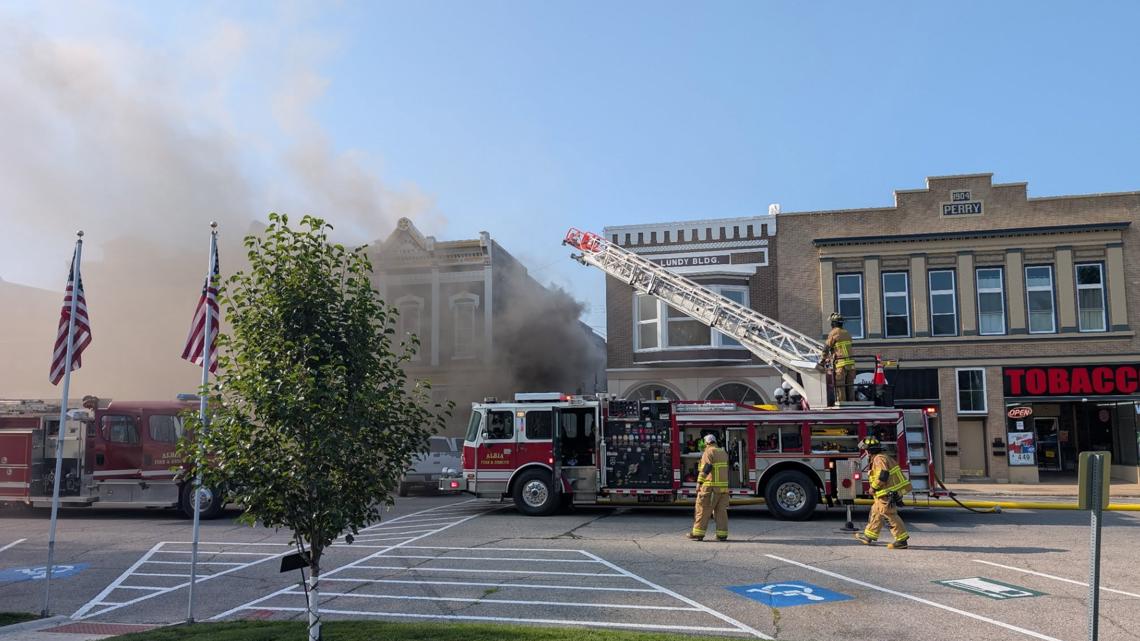 Emergency crews respond to fire on Albia's town square | weareiowa.com