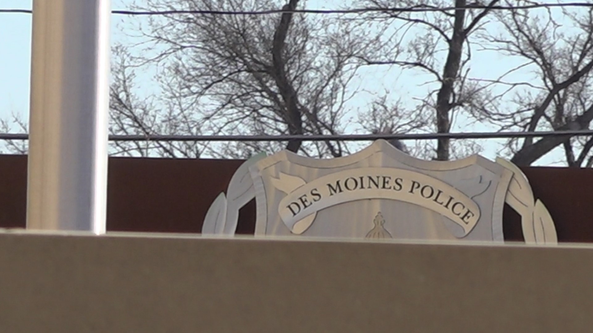 Suspect shot by Des Moines police after alleged stabbing dies ...
