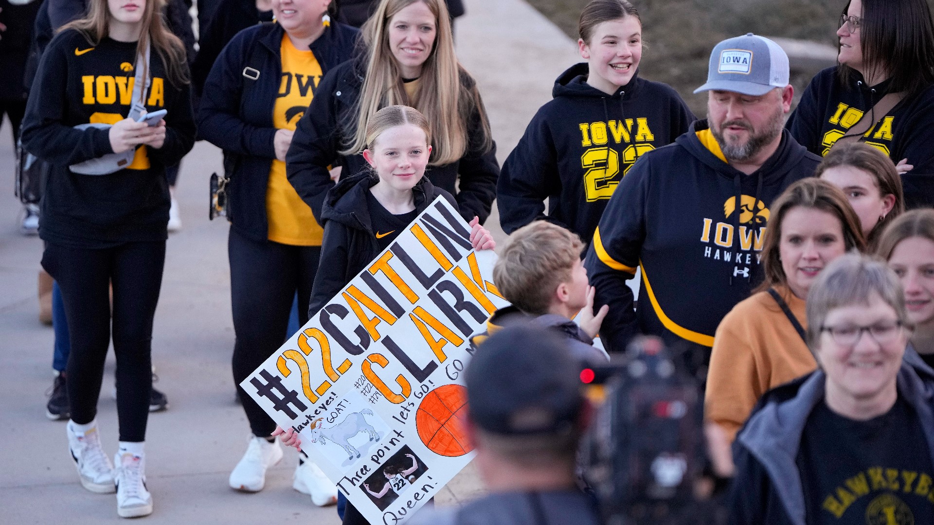 Crowds gather to see Caitlin Clark break NCAA record in Iowa City |  weareiowa.com