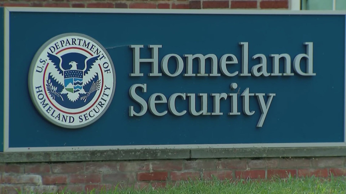 Dhs Sign Trump plans to sign executive order to pay all DHS employees ...