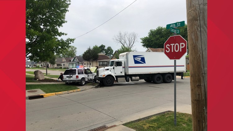 3 injured in West Des Moines crash involving USPS truck