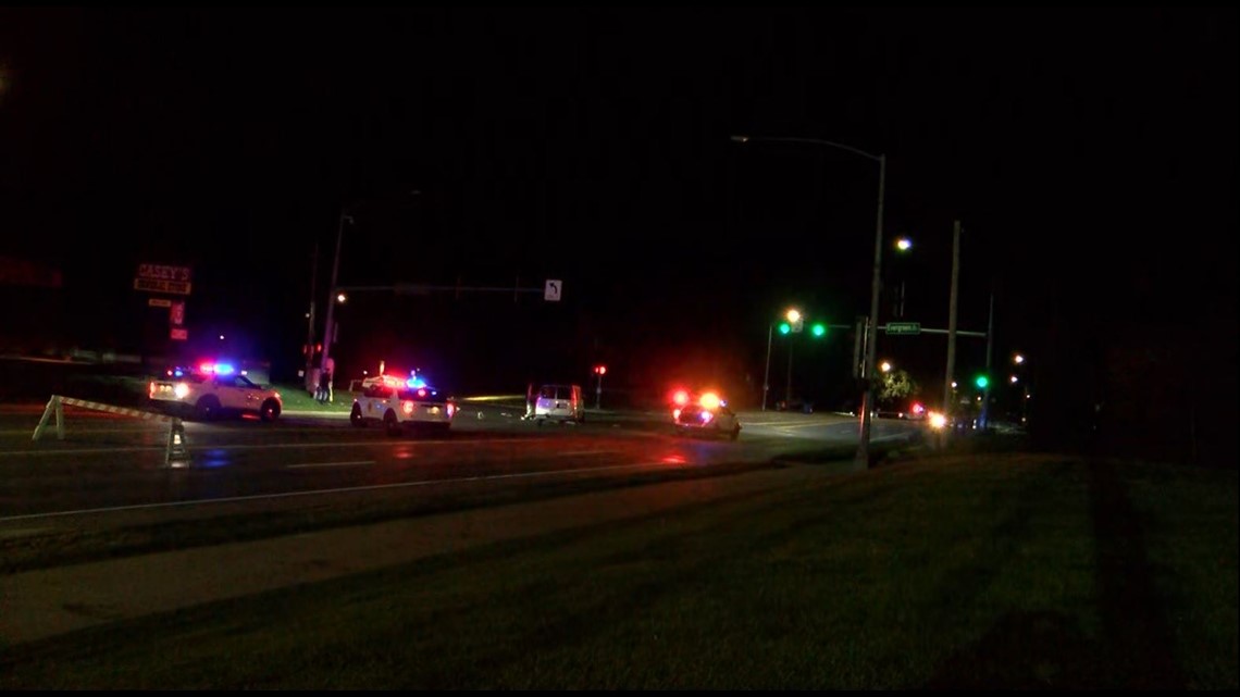 Motorcycle and van crash in Des Moines leads to critical injuries