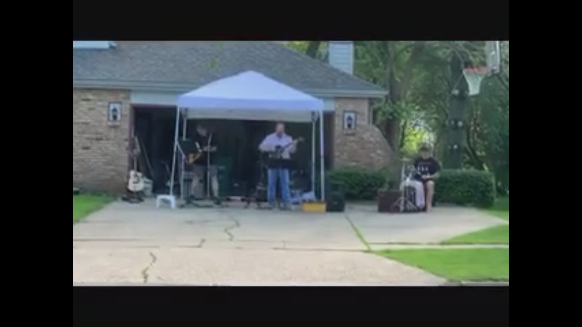 Impromptu concert gives West Des Moines neighbors some social distancing fun