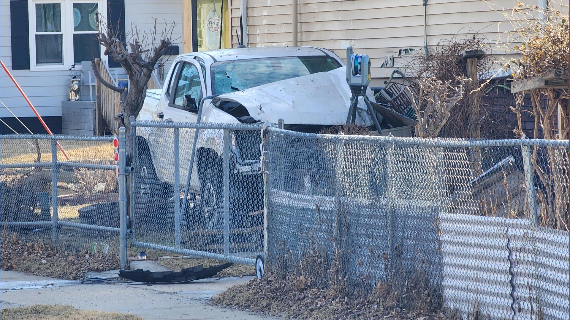 Driver dies after striking utility pole Thursday morning, Des Moines ...