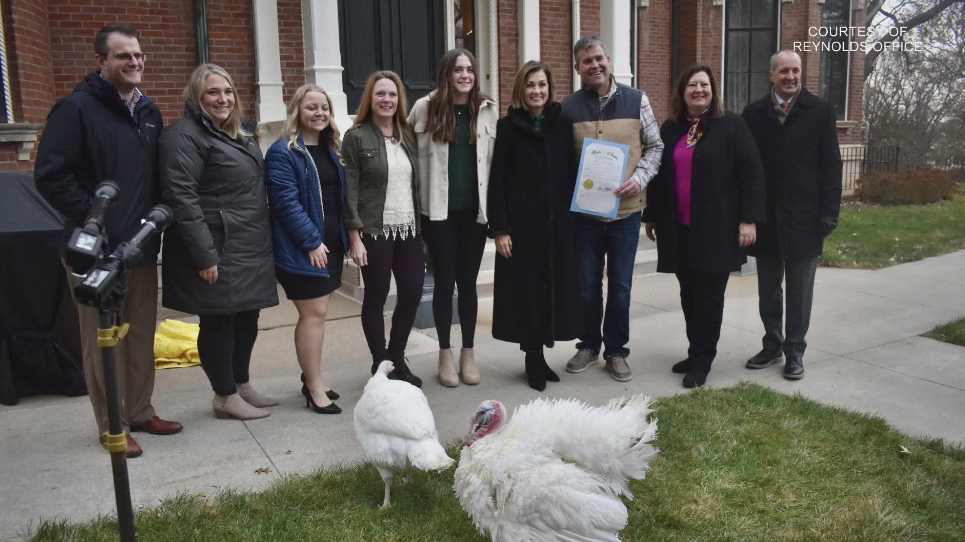 Iowa Gov. Reynolds pardons turkeys Freedom and Flourish