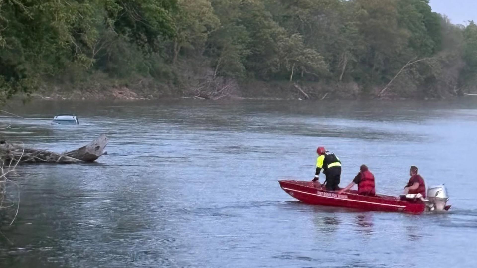 Fort Dodge Fire Department rescues driver from van submerged in Des ...
