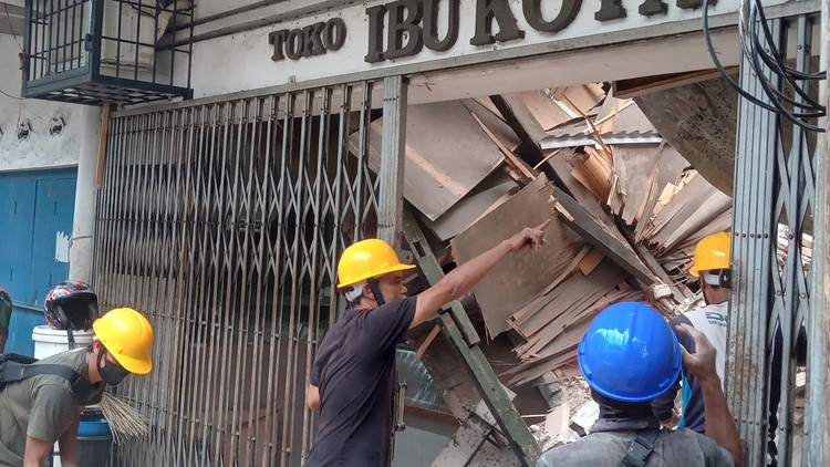 Strong earthquake topples houses in Indonesia&rsquo;s Java Island; at least 162 dead