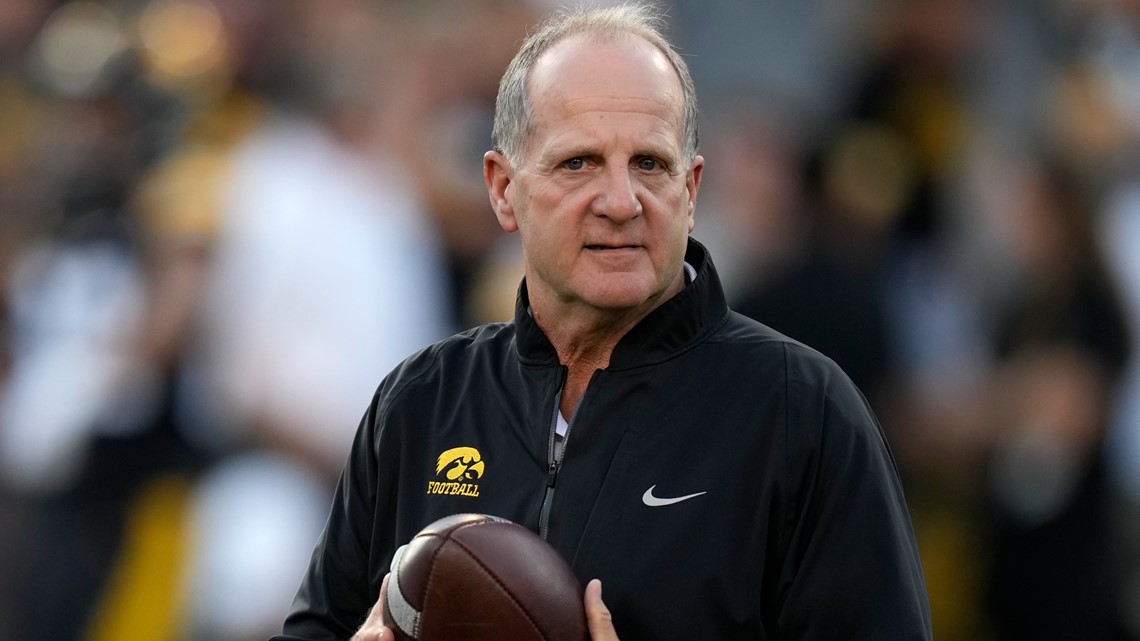 Iowa Defensive Coordinator Phil Parker Wins Broyles Award | Wqad.com