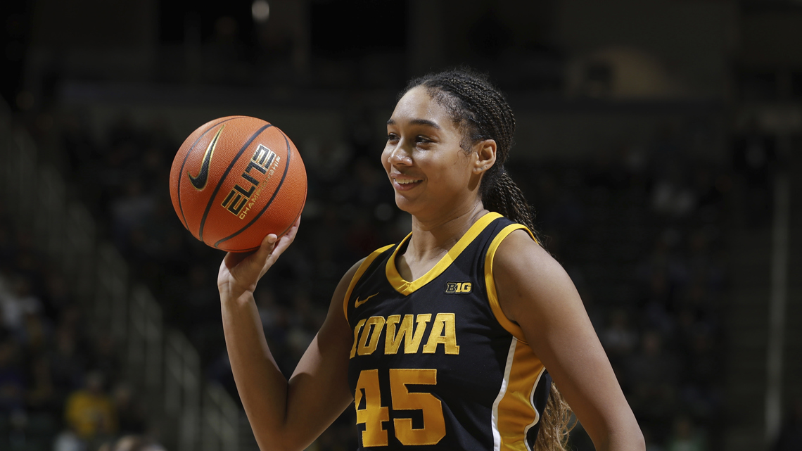 Minnesota women upset No. 10 Iowa for 5th straight victory