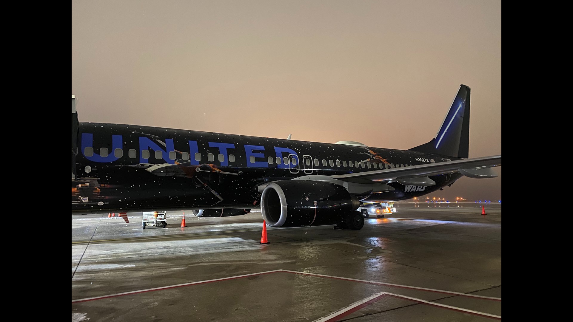 United Airlines Star Wars-themed plane lands in Des Moines