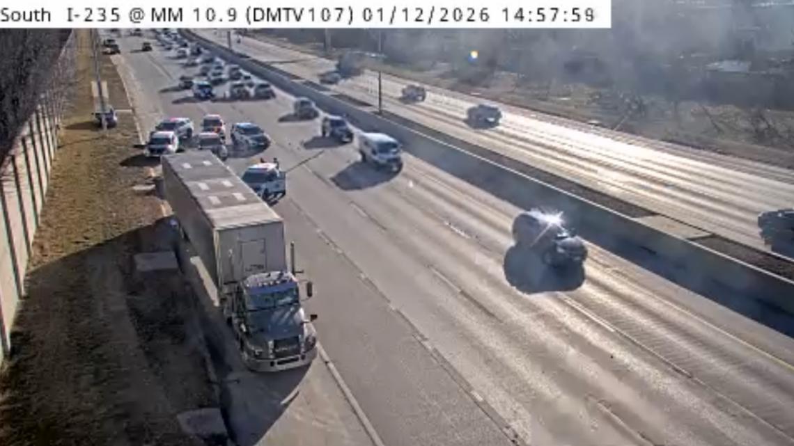 Crash temporarily closes lanes on I-235 in Des Moines