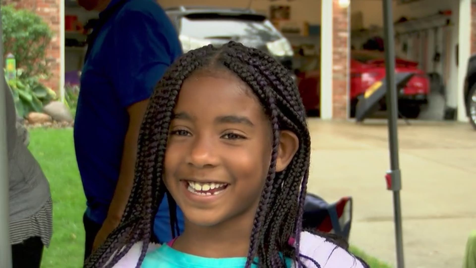 Kamryn Johnson and her friends brought their friendship bracelet pop up shop to Des Moines to help Minnesota families in need.