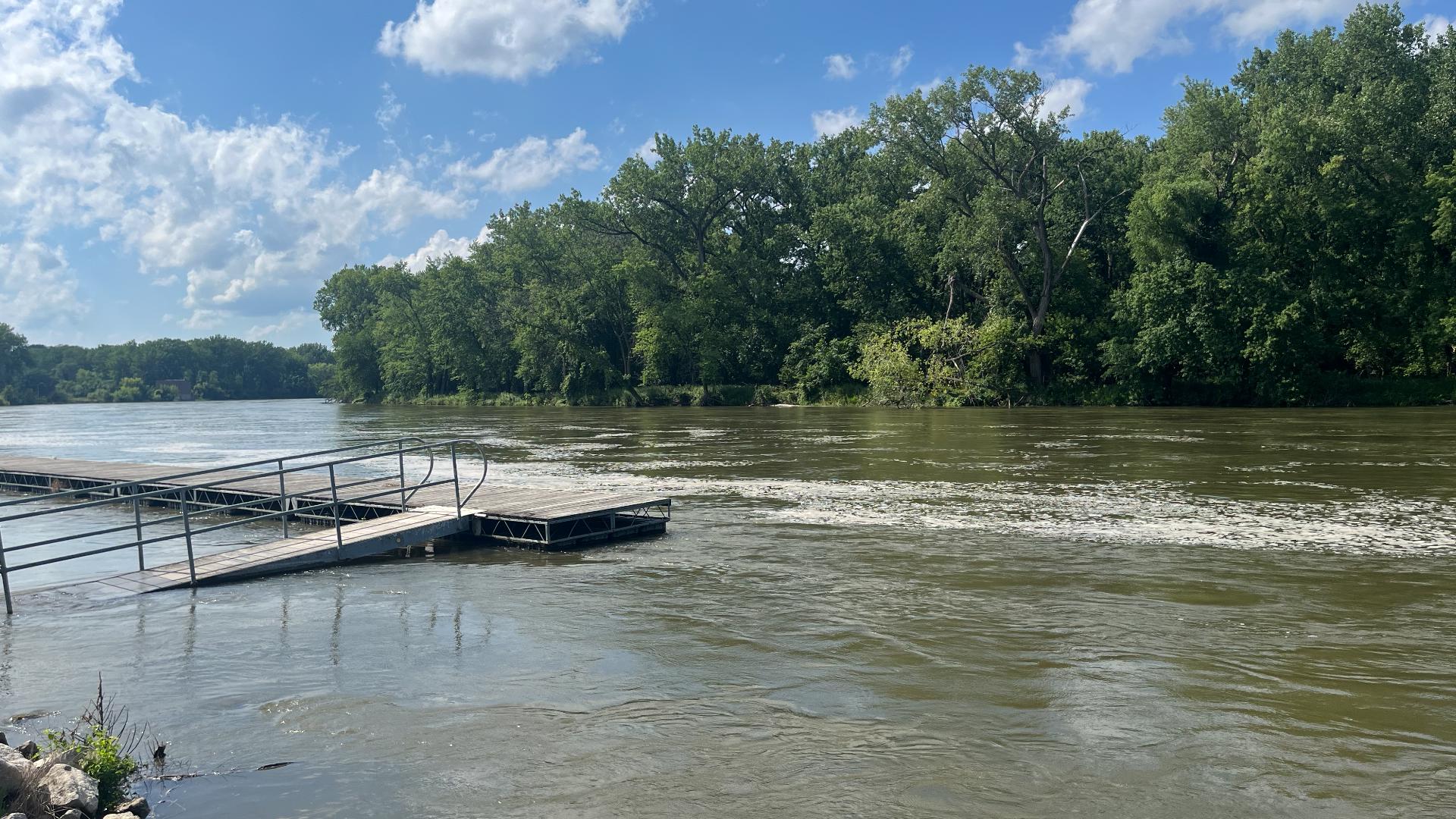 Man missing in Des Moines River at Prospect Park, search temporarily
