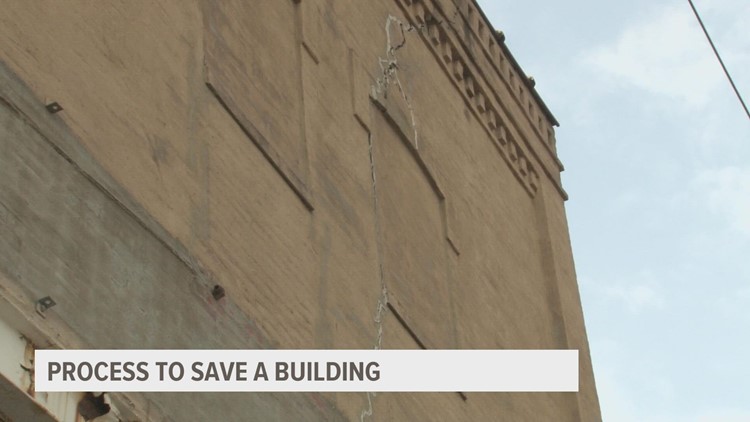 Owner of Des Moines building wants to remove old pipes without risking historical status