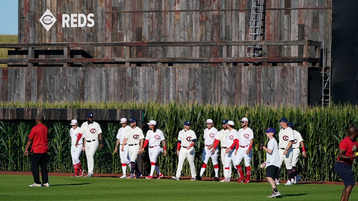 Cubs, Reds RBI junior teams play on Field of Dreams ahead of big-league  game - CBS Chicago