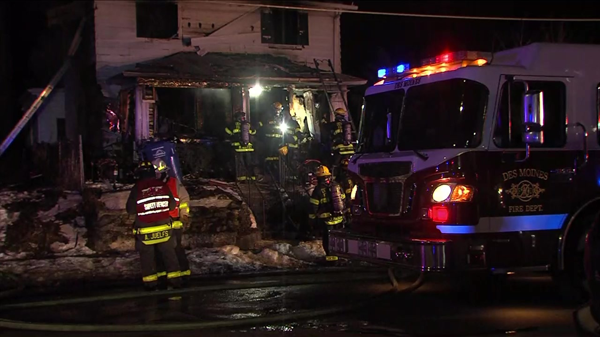Crews battle early-morning fire at vacant Des Moines home | weareiowa.com