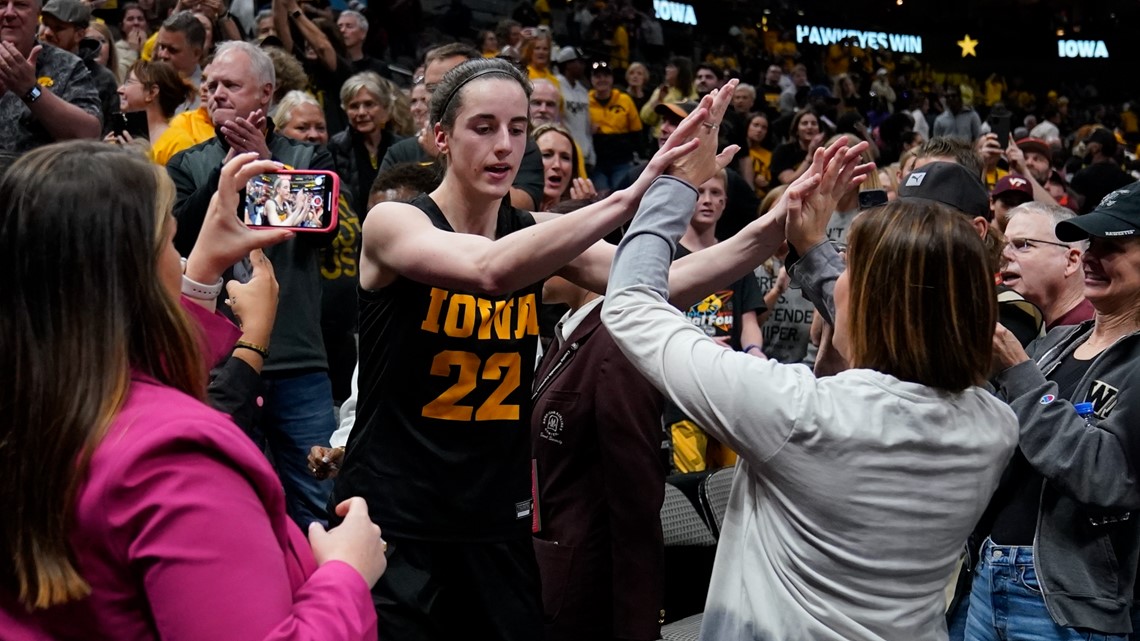 Iowa Hawkeyes return to Iowa City