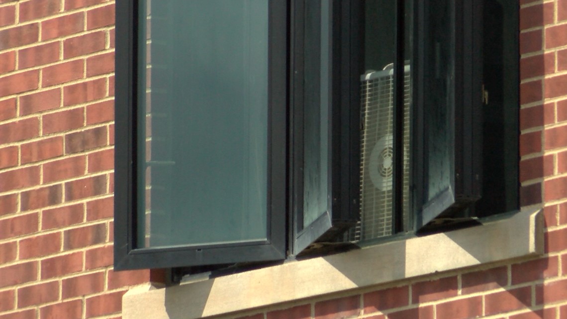 Iowa State University students move in to dorms with no A/C