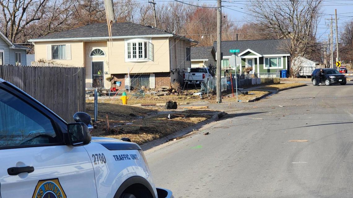 Man hospitalized after striking utility pole in Des Moines, part of East Ovid Avenue temporarily closed