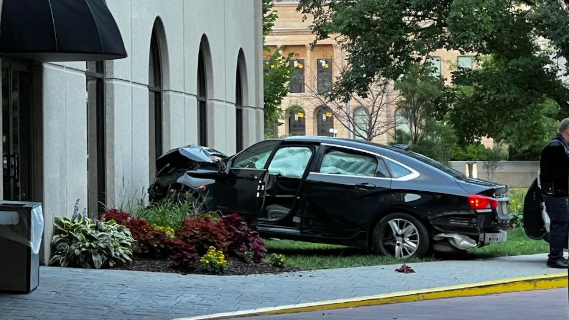 Des Moines police: Man arrested after ramming into squad car, crashing ...