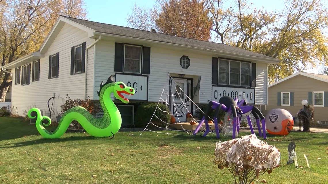 Halloween 2022 Bondurant, Iowa holds Beggars' Night a day early