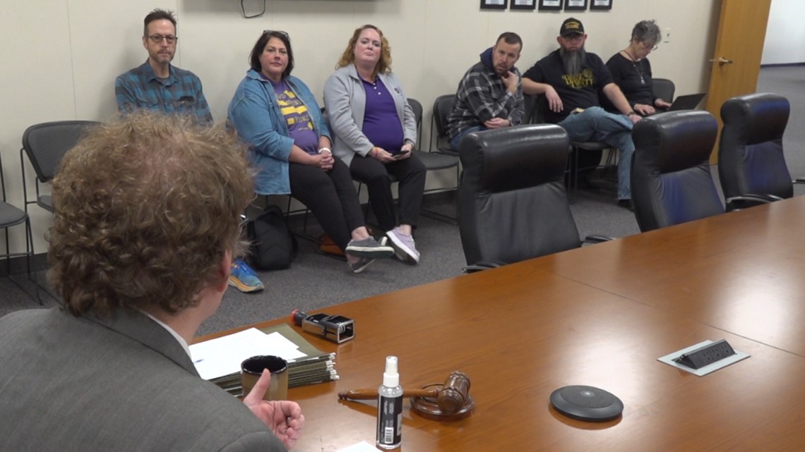 Iowans weigh in on Reynolds' education law at public hearing - Vimarsana News