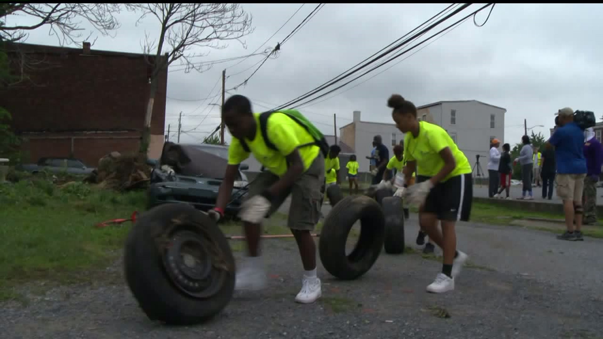 Rep. Kim joins volunteers to clean up trash in Harrisburg
