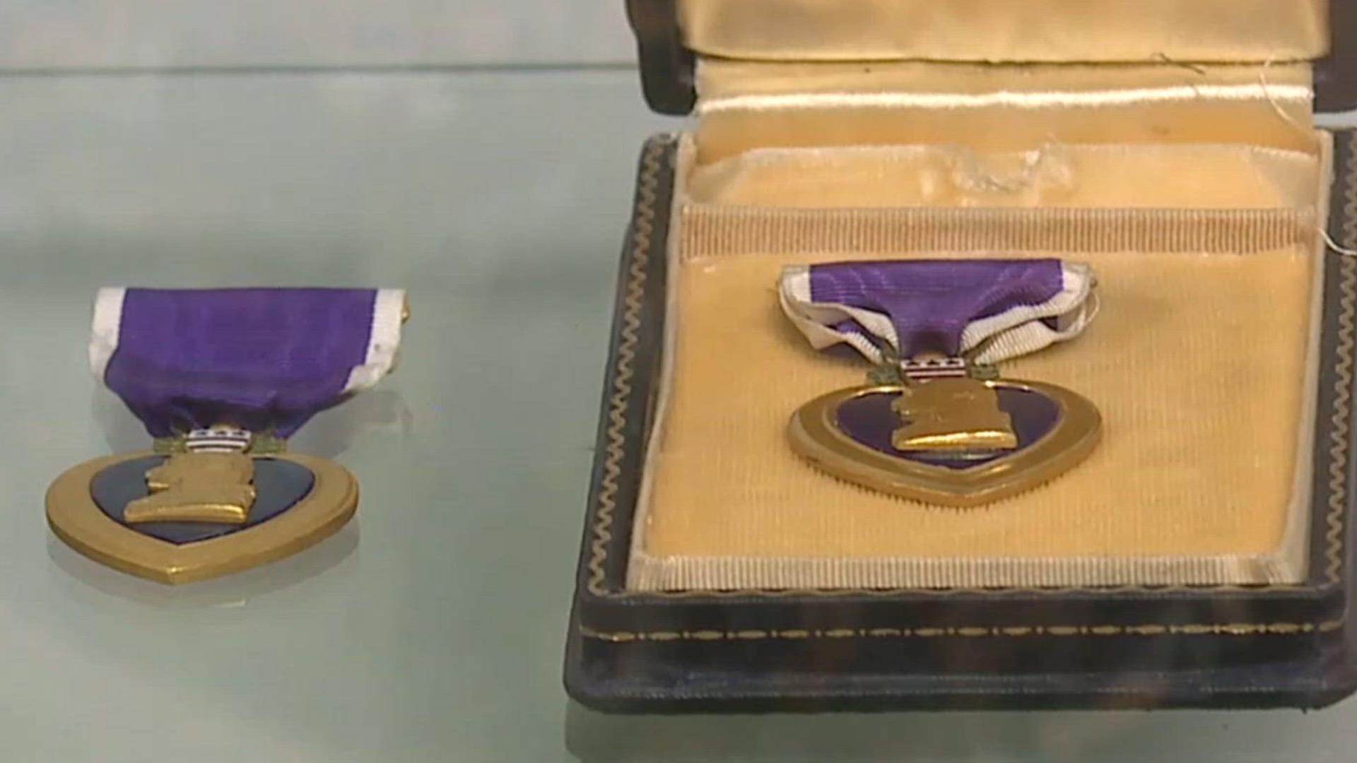 ★１９４３年＊アメリカ軍＊１０Ｋ金/４１７ＧＯＬＤ製＊ＶＦＷＡ議長バッジ（実物） Family of WWII veteran reunites with his medal and memorabilia