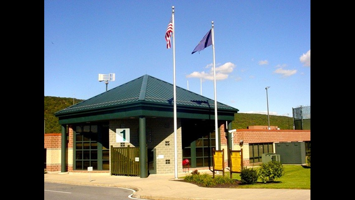 Corrections officer accused of smuggling drugs and contraband into Coal