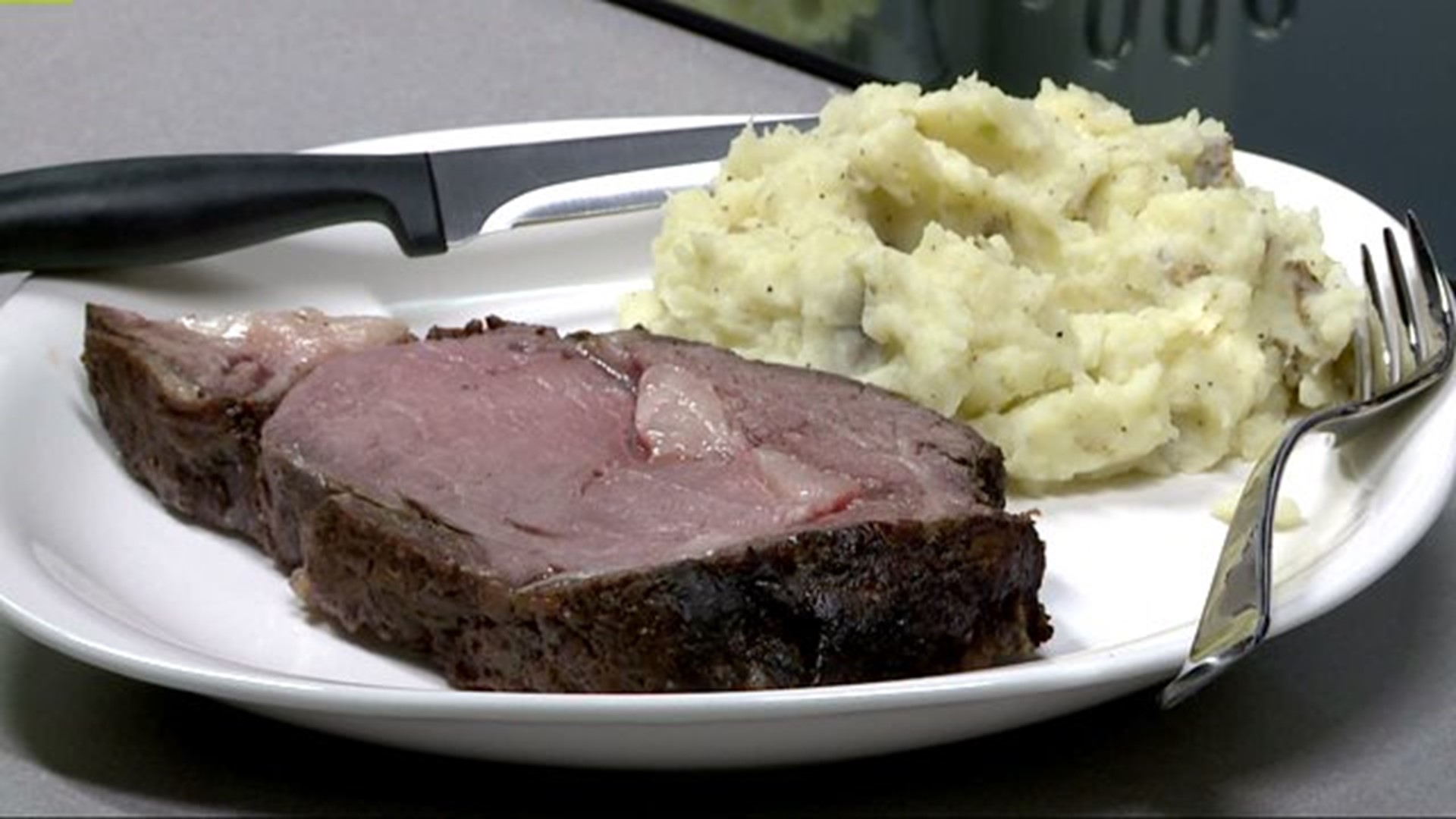 "Texas Roadhouse" Slicing your Prime Rib