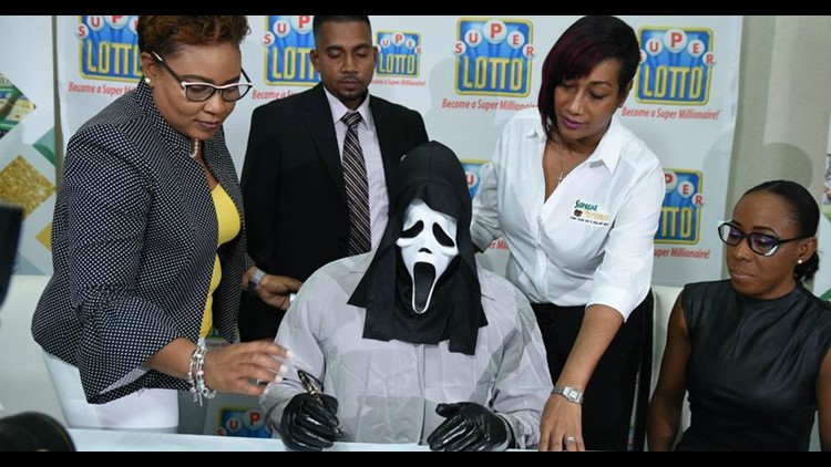 fingeraftryk erosion Eller senere Lottery winner claims jackpot wearing 'Scream' mask to hide identity |  fox43.com