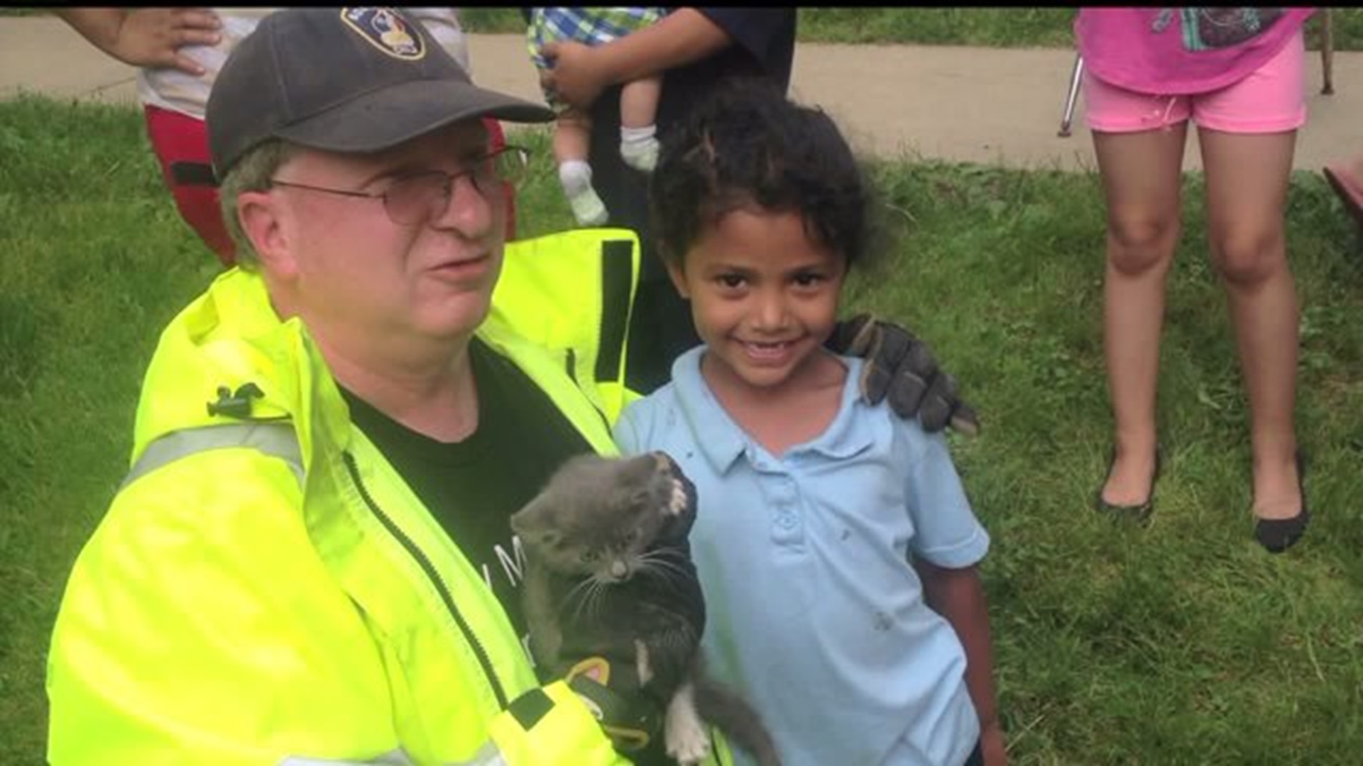 Little Girls Helps to Rescue Kitten