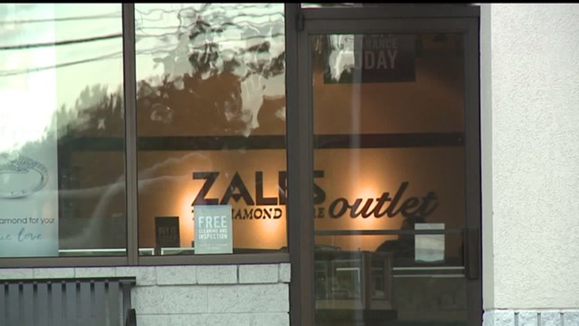 Search for armed man in robbery at Zales Diamond store in Tanger Outlet
