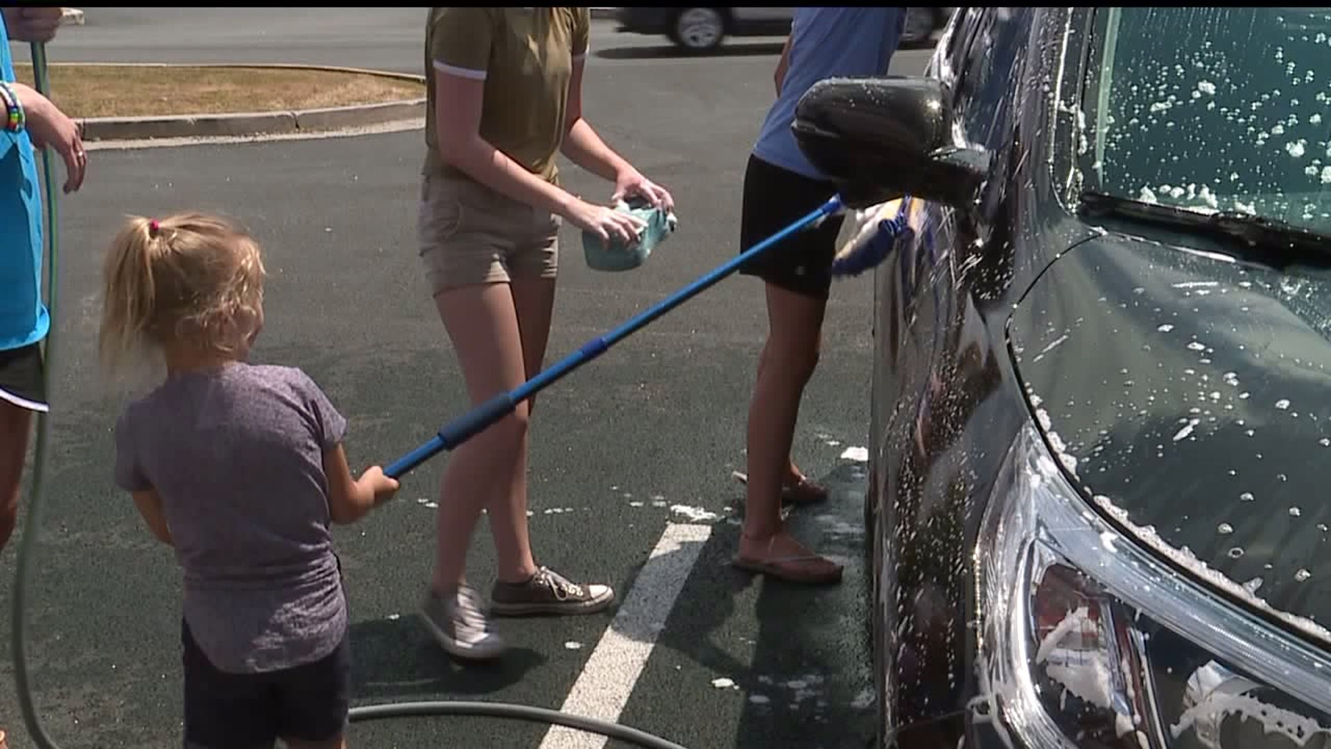 Students hold car wash to support classmate