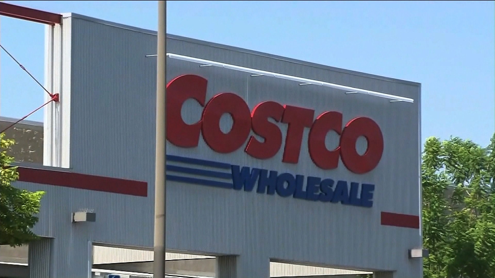 Costco’s entrylevel workers are getting a raise