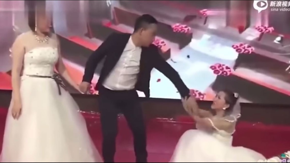 Woman Crashes Ex Boyfriends Wedding Wearing Bridal Gown Of Her Own 0084