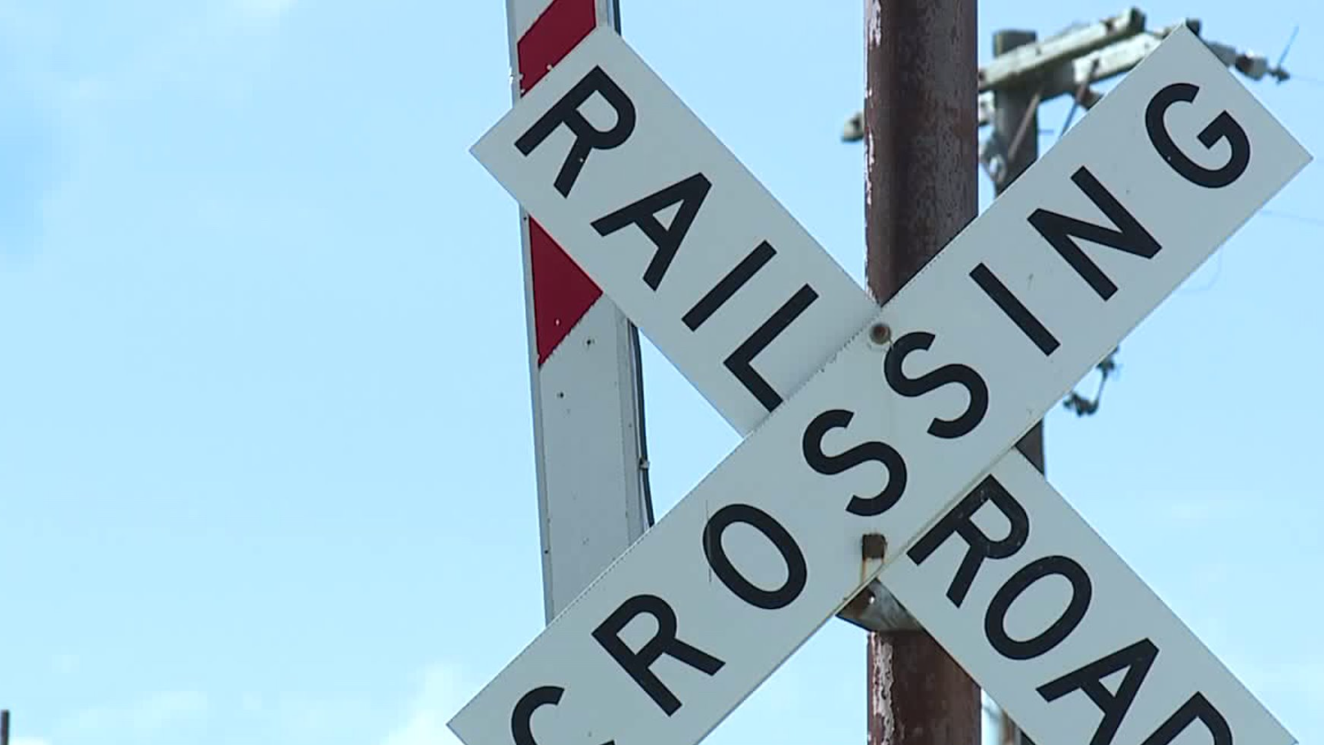 FOX43 Finds Out: Railroad crossing controversy