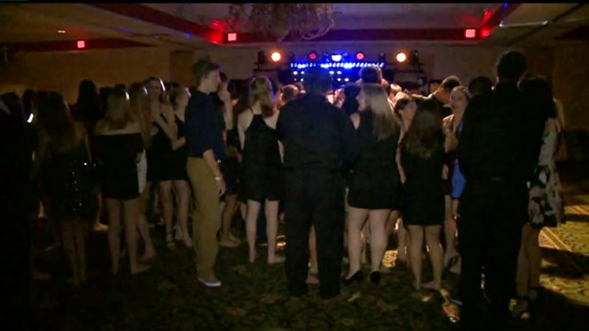 High school students host gala to help the homeless