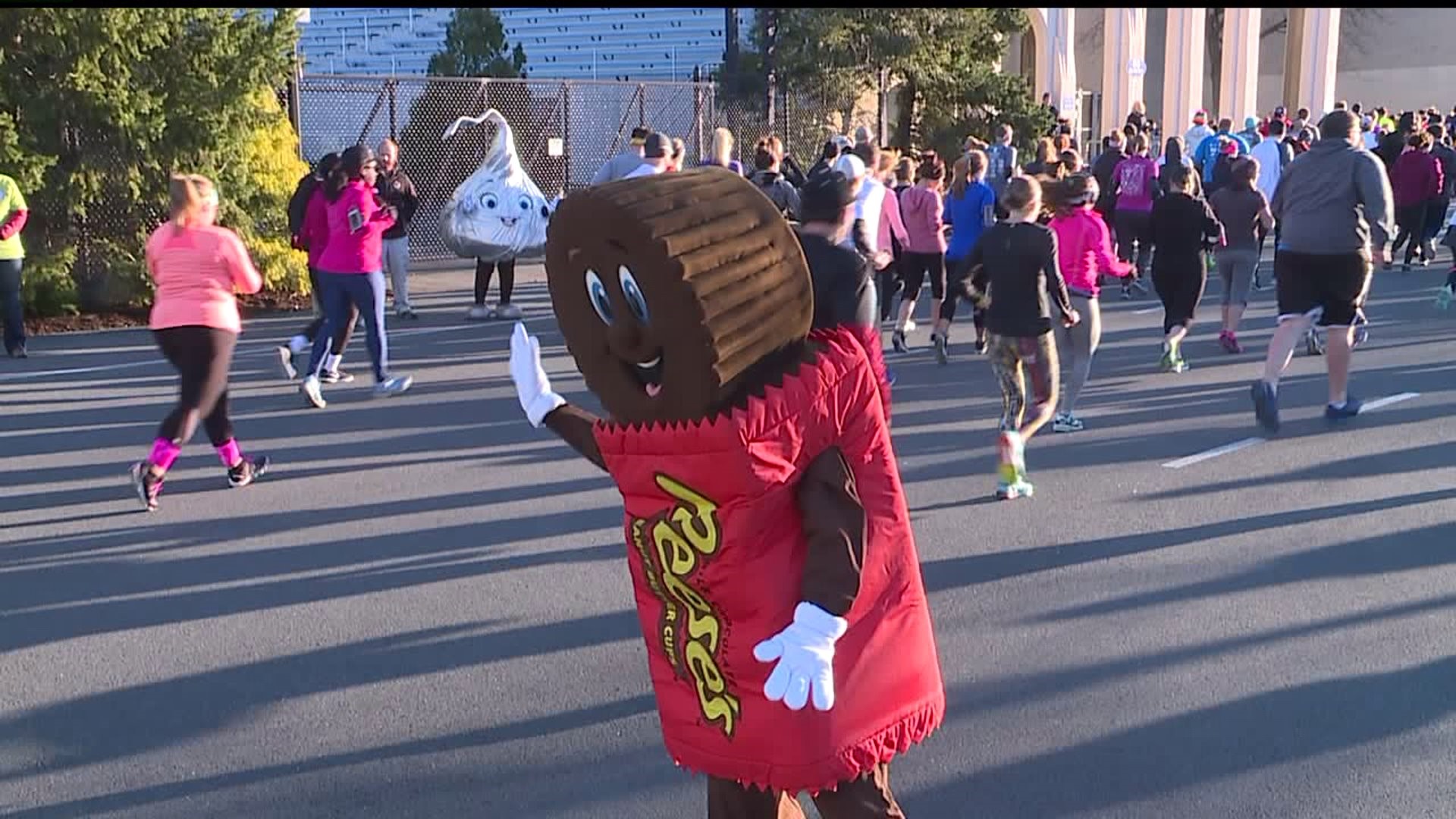 Runners weave their way through "Sweetest Place on Earth" at Hershey 10K