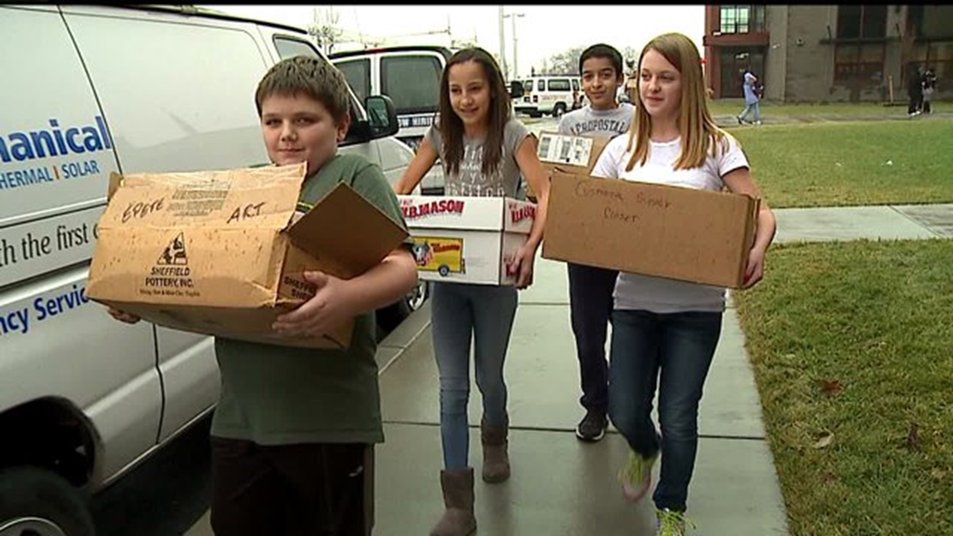 Student should food drive at Hempfield area food pantry