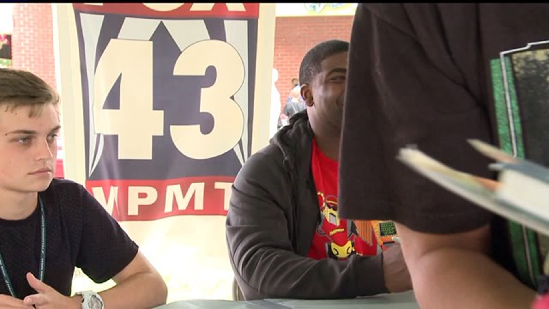 Eagles players sign autographs at Rockvale Outlets