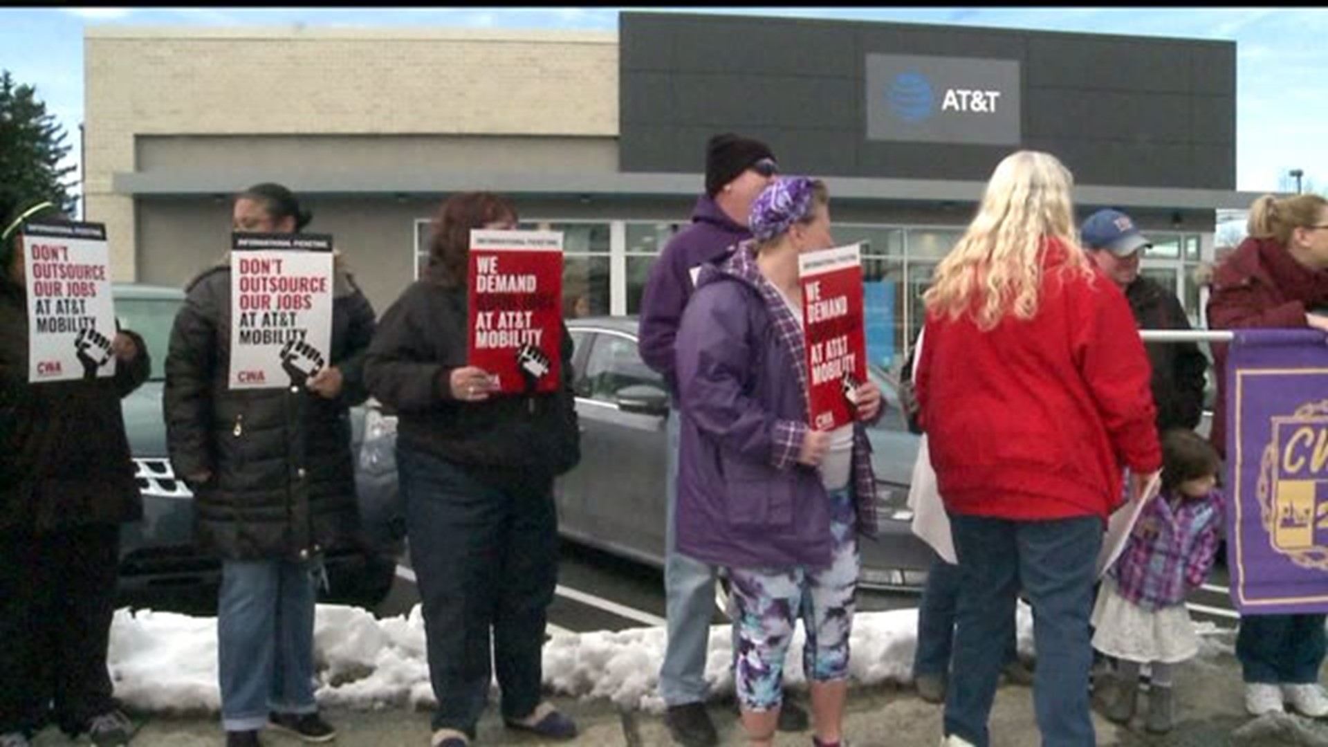AT&T Employees rally for new contract in Dauphin County
