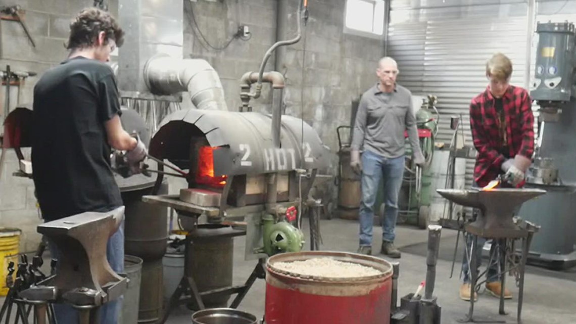 Palmyra business helps guests their own blade