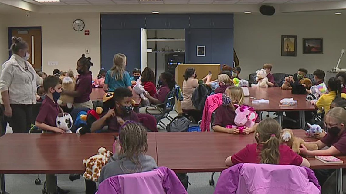 Students gift stuffed animals from Hershey Bear's "Teddy Bear Toss" - Vimarsana News