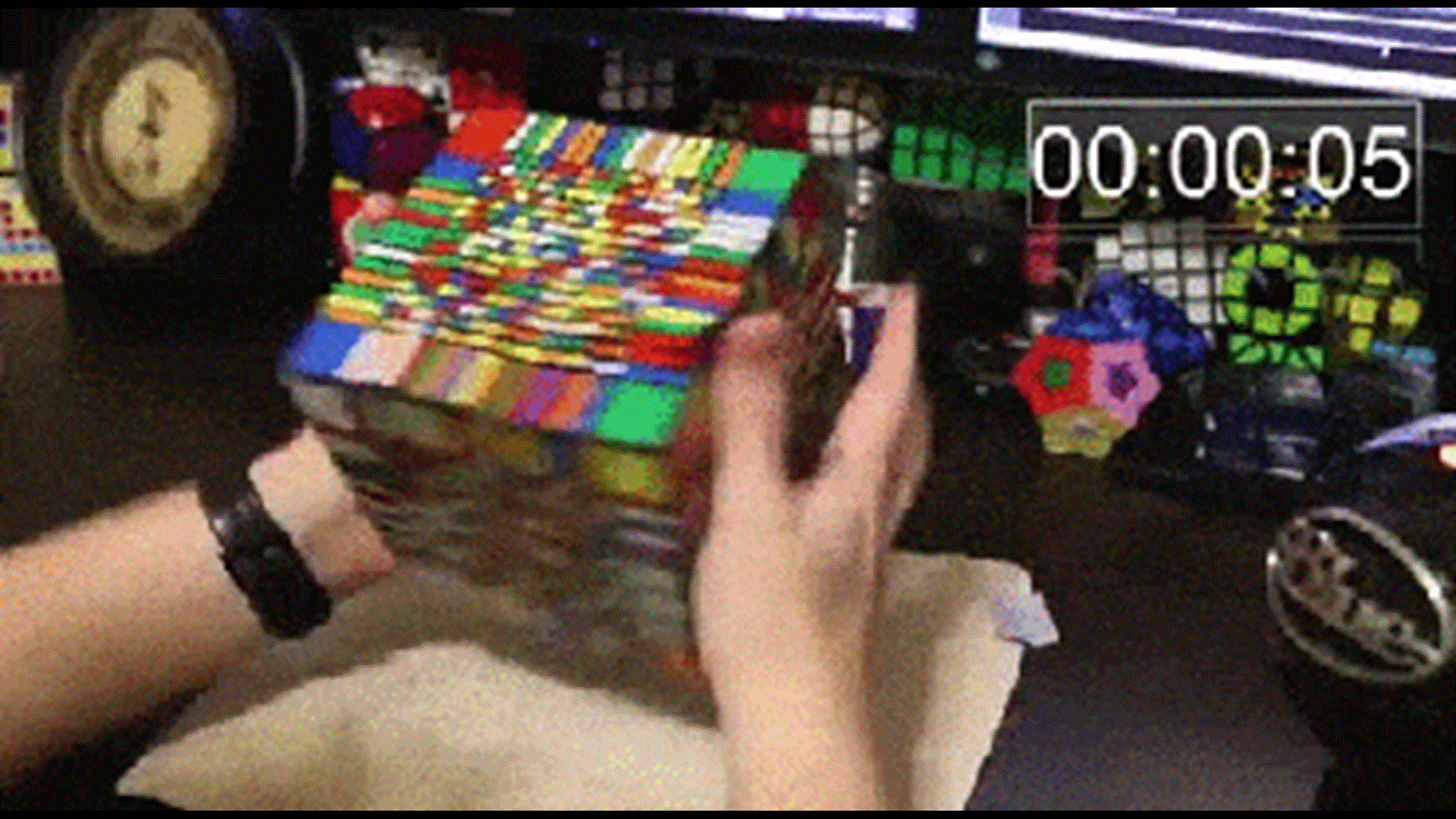 Man Solves Insanely Complex 17x17x17 Rubiks Cube