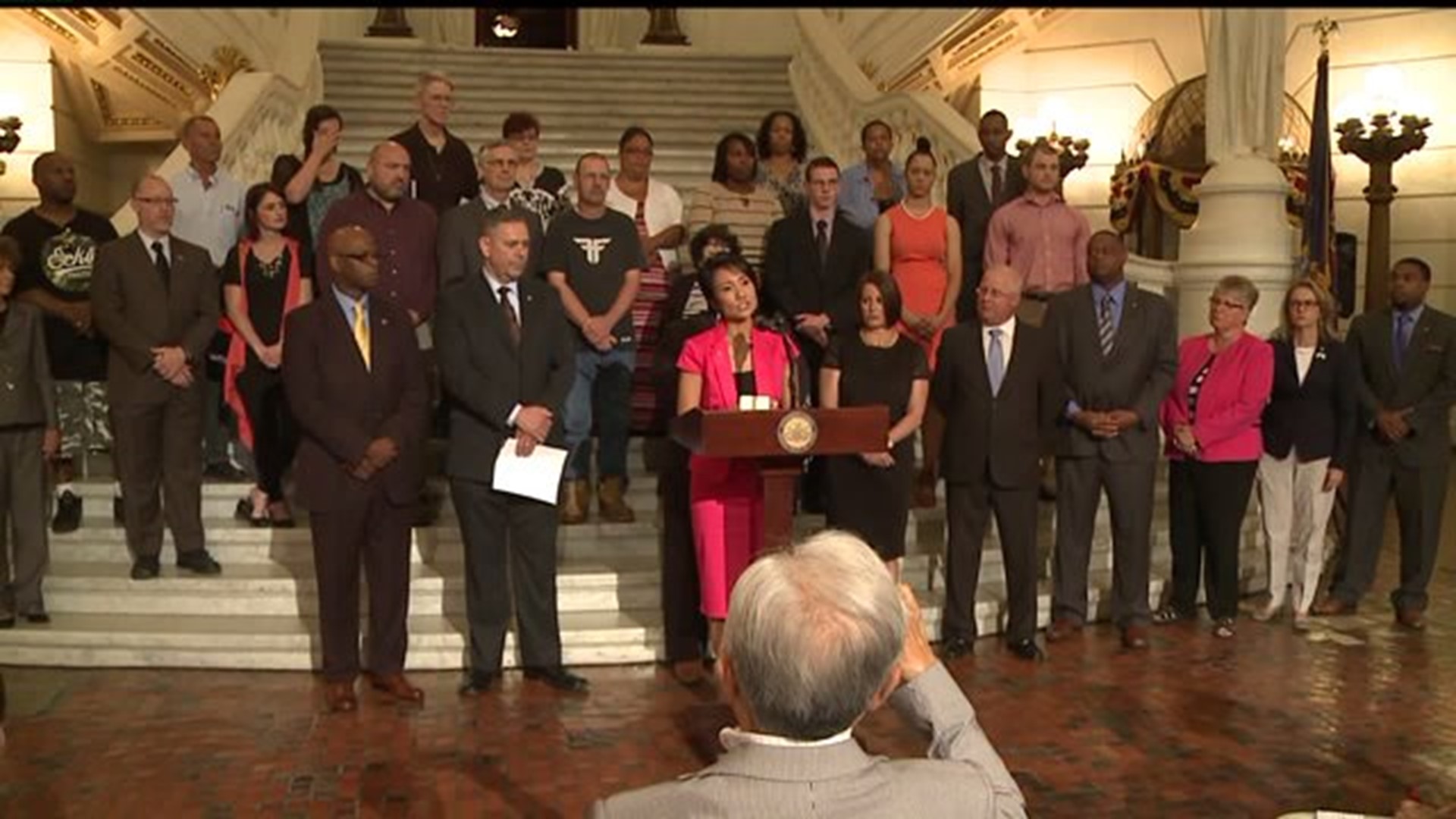 Lawmakers unveil bill that calls for criminal record reform