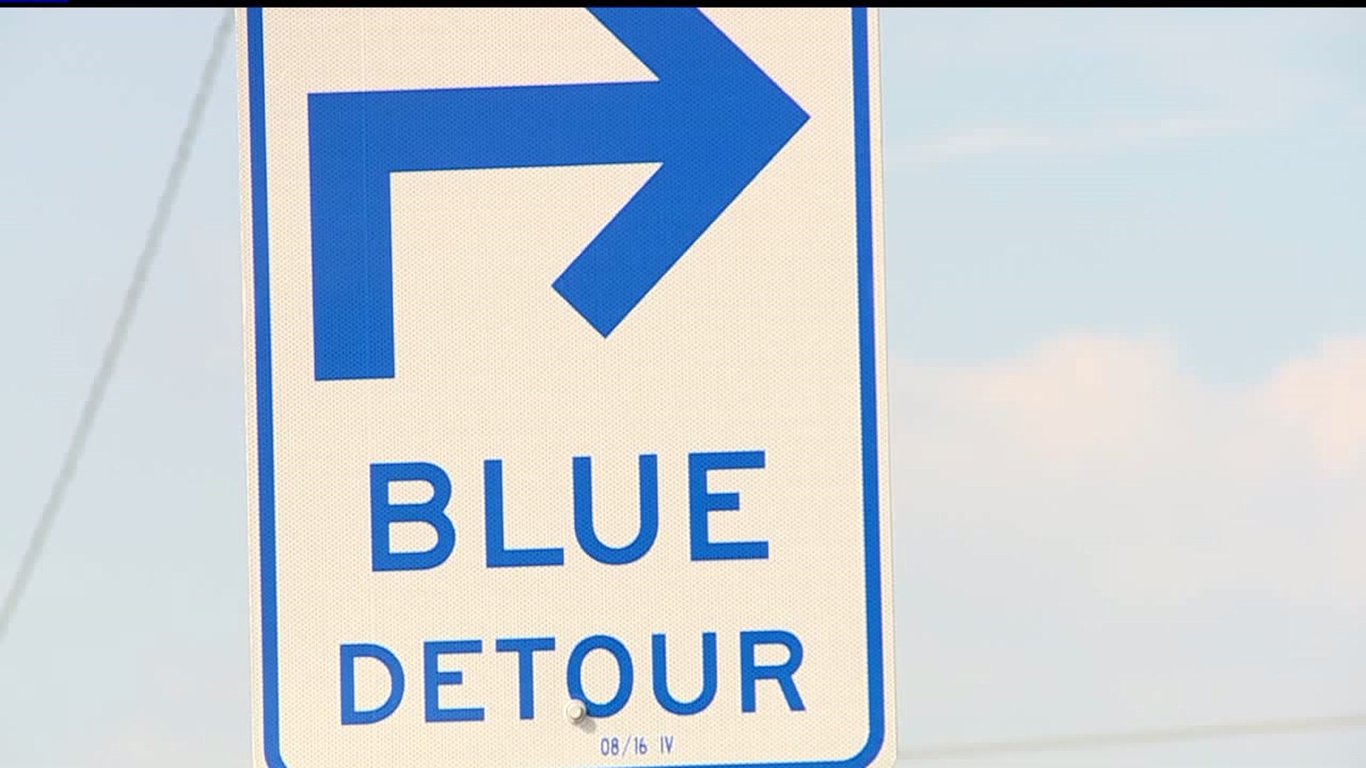 `Ask Evan`: "Why are there colored detour signs located near interstates?"