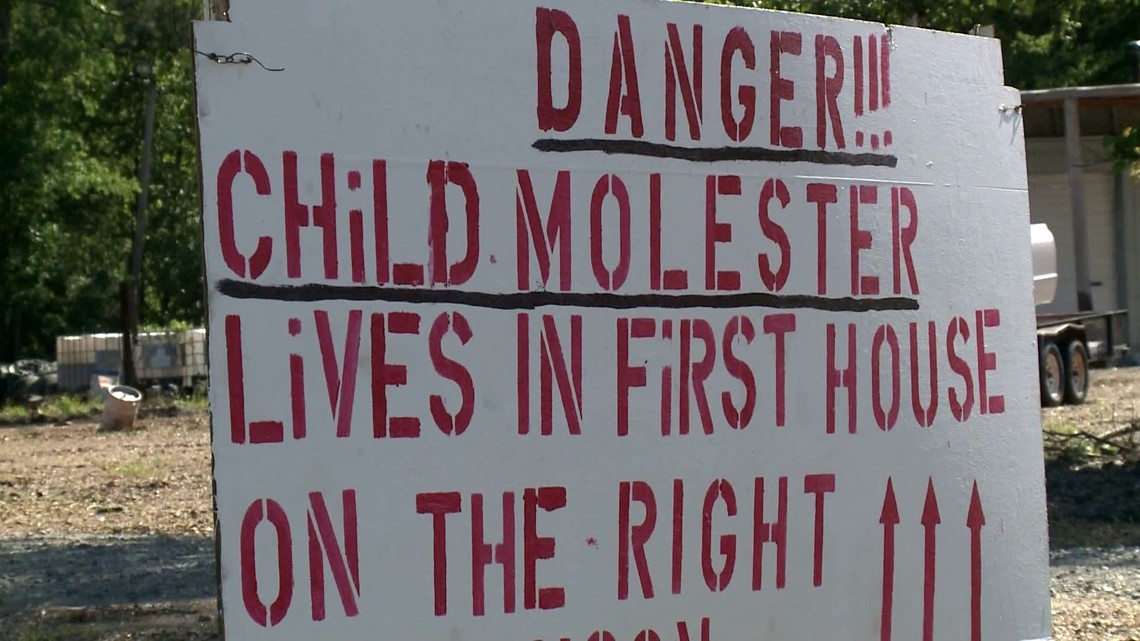 Dad posts ‘child molester’ sign over daughter’s relationship with ...